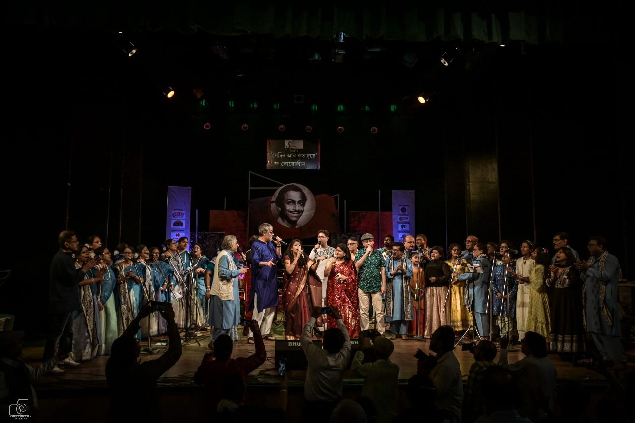 Children of Surodhwoni performing Dhitang Dhitang Bole with eminent artists of West Bengal.